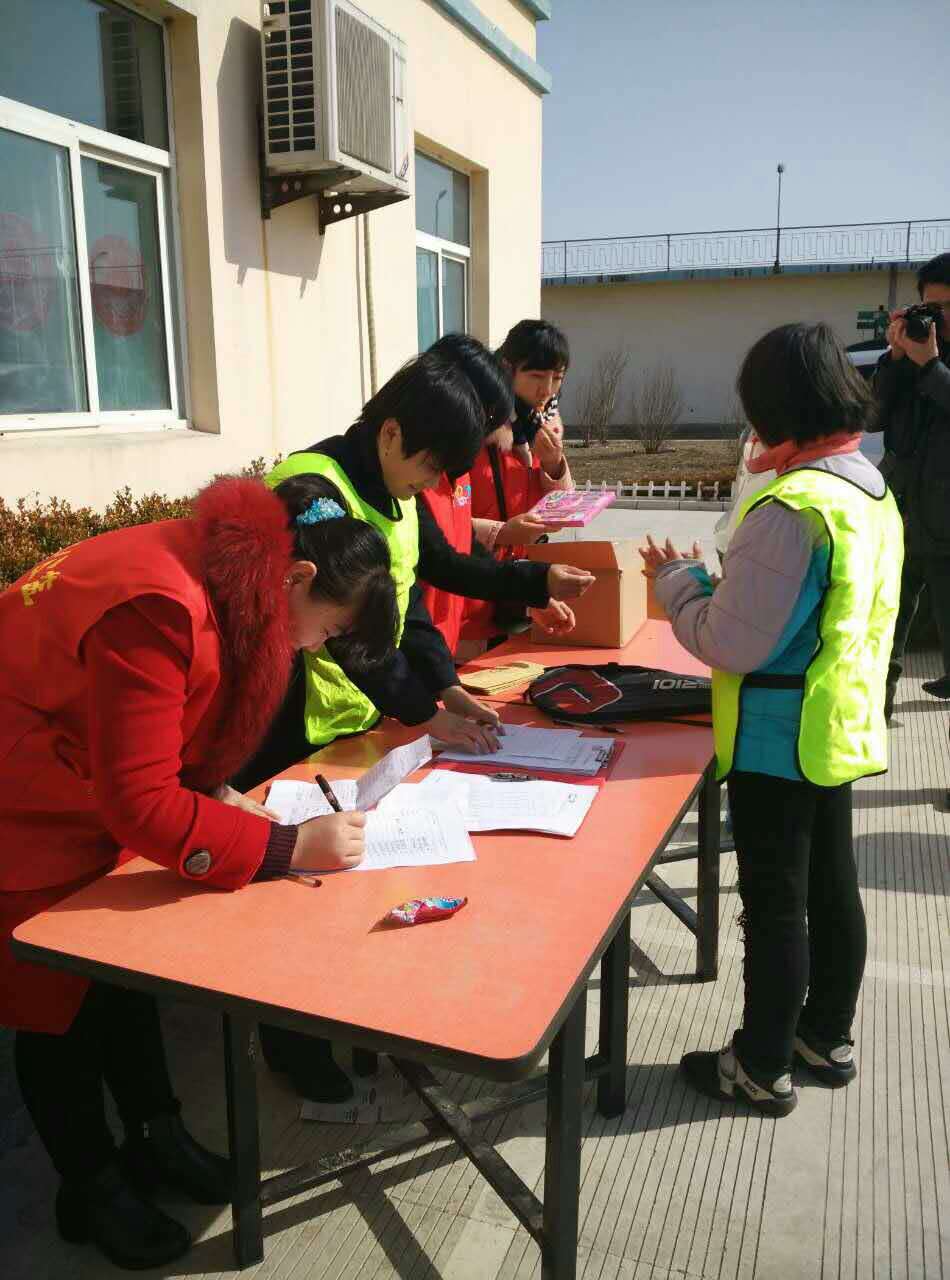 2016.02.20联合龙泉水务回访满庄镇部分困境儿童并送达帮扶款的活动总结