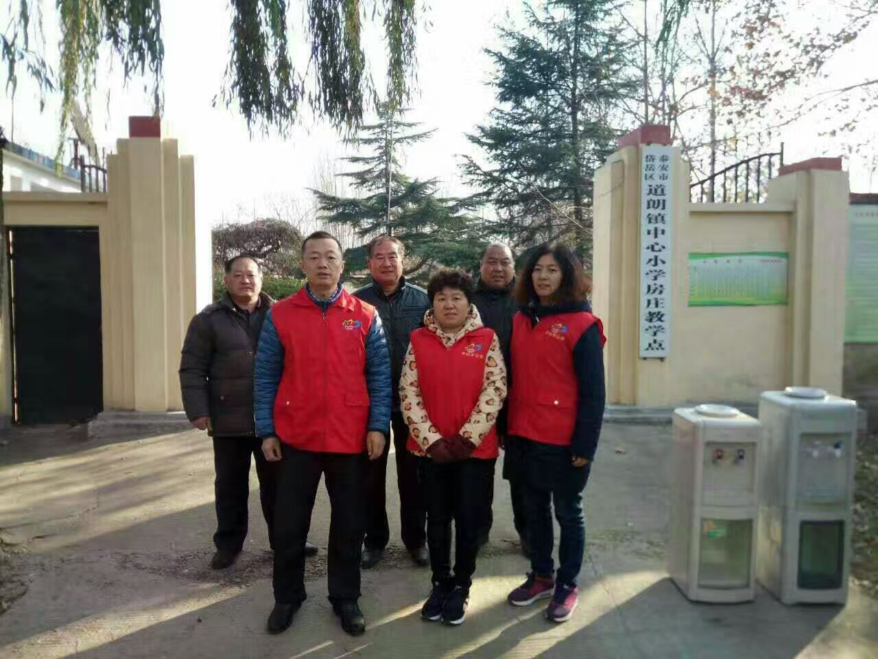 2016年11月25日，给道朗镇中心小学房庄教学点送饮水机