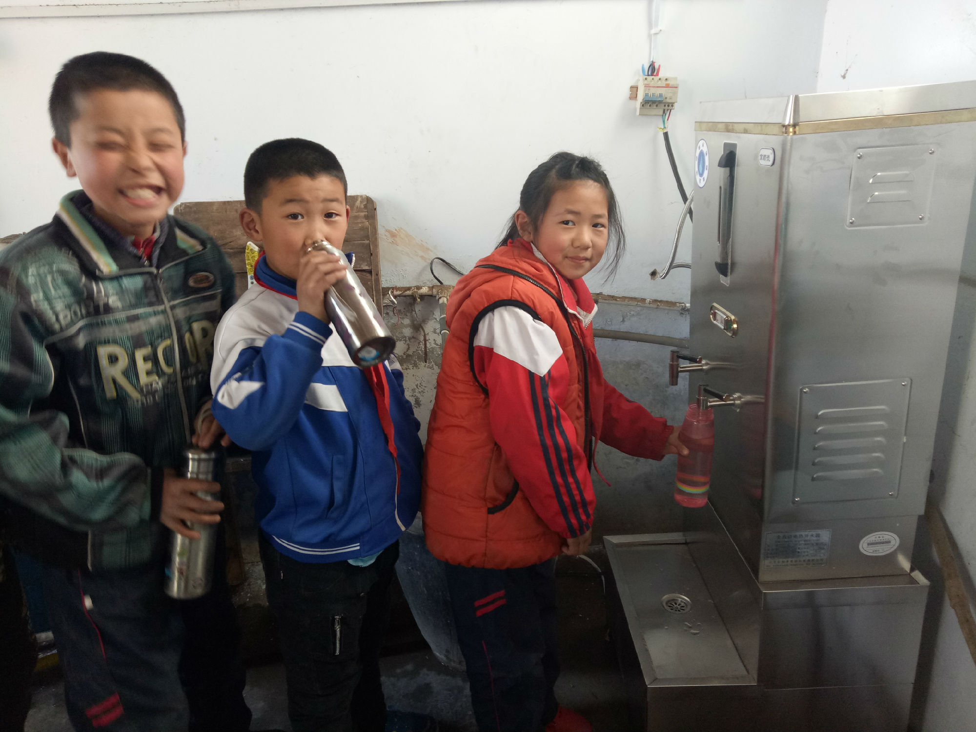 2017.03.09为道朗镇大王小学安装电热开水器