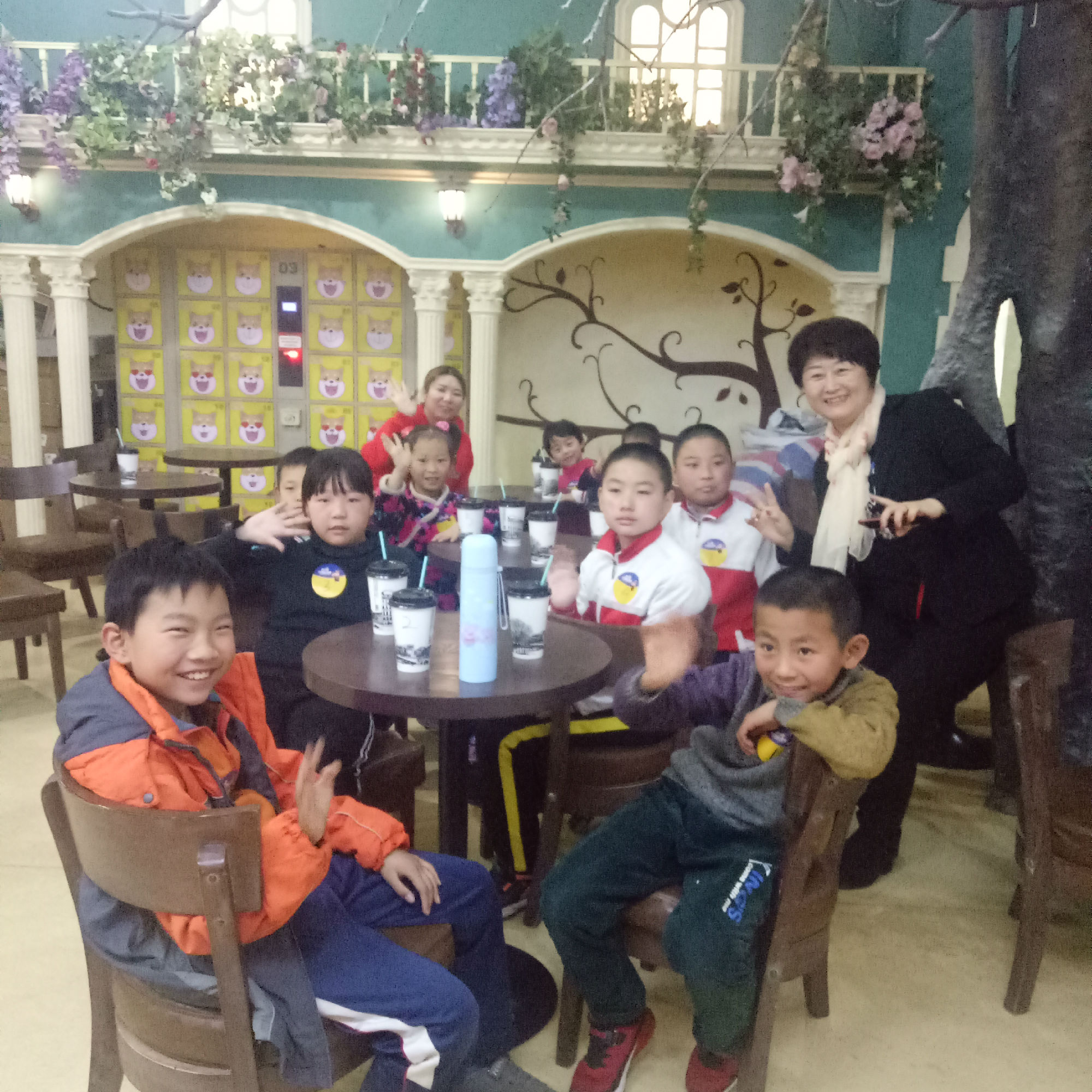 2018.12.01联合阳光亲子小镇发起的带领黄前镇小学困境孩子参观游玩的活动总结