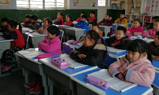 2018.12.27联合青岛凡思教育走进黄前镇中心小学捐赠爱心桌椅的活动总结