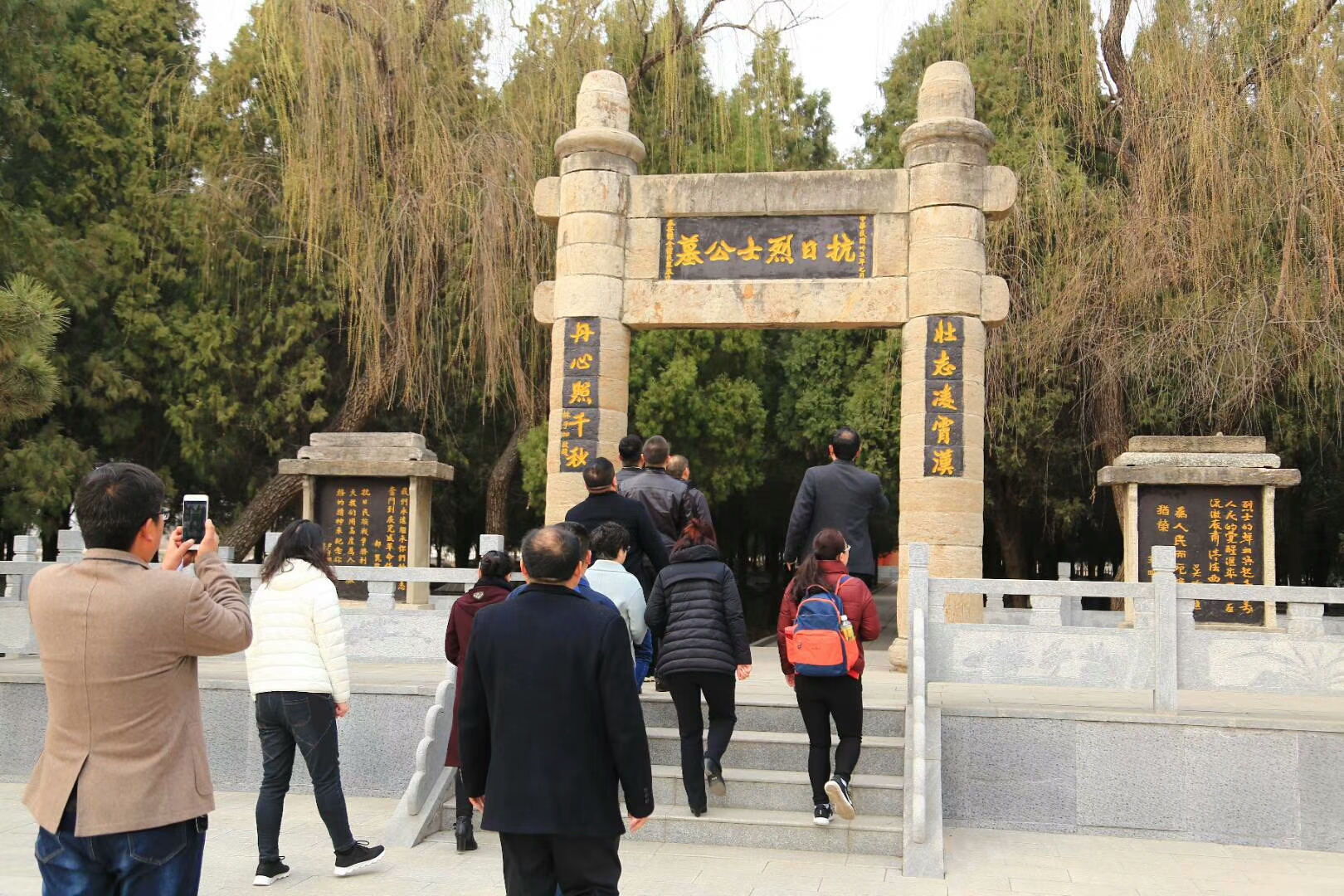 2019.03.10手拉手公益党员代表和志愿者代表走进祝阳烈士陵园活动总结