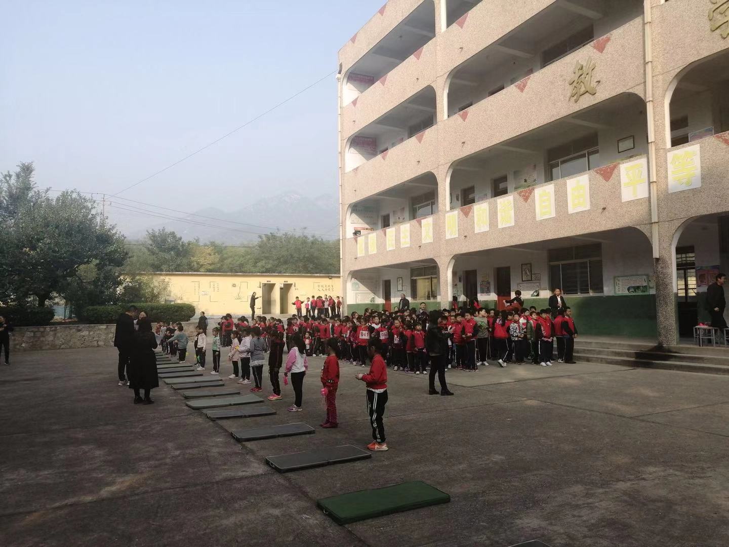 2019.10.18回访泰山景区黄前镇中心小学贫困家庭学生及送达帮扶款的活动总结