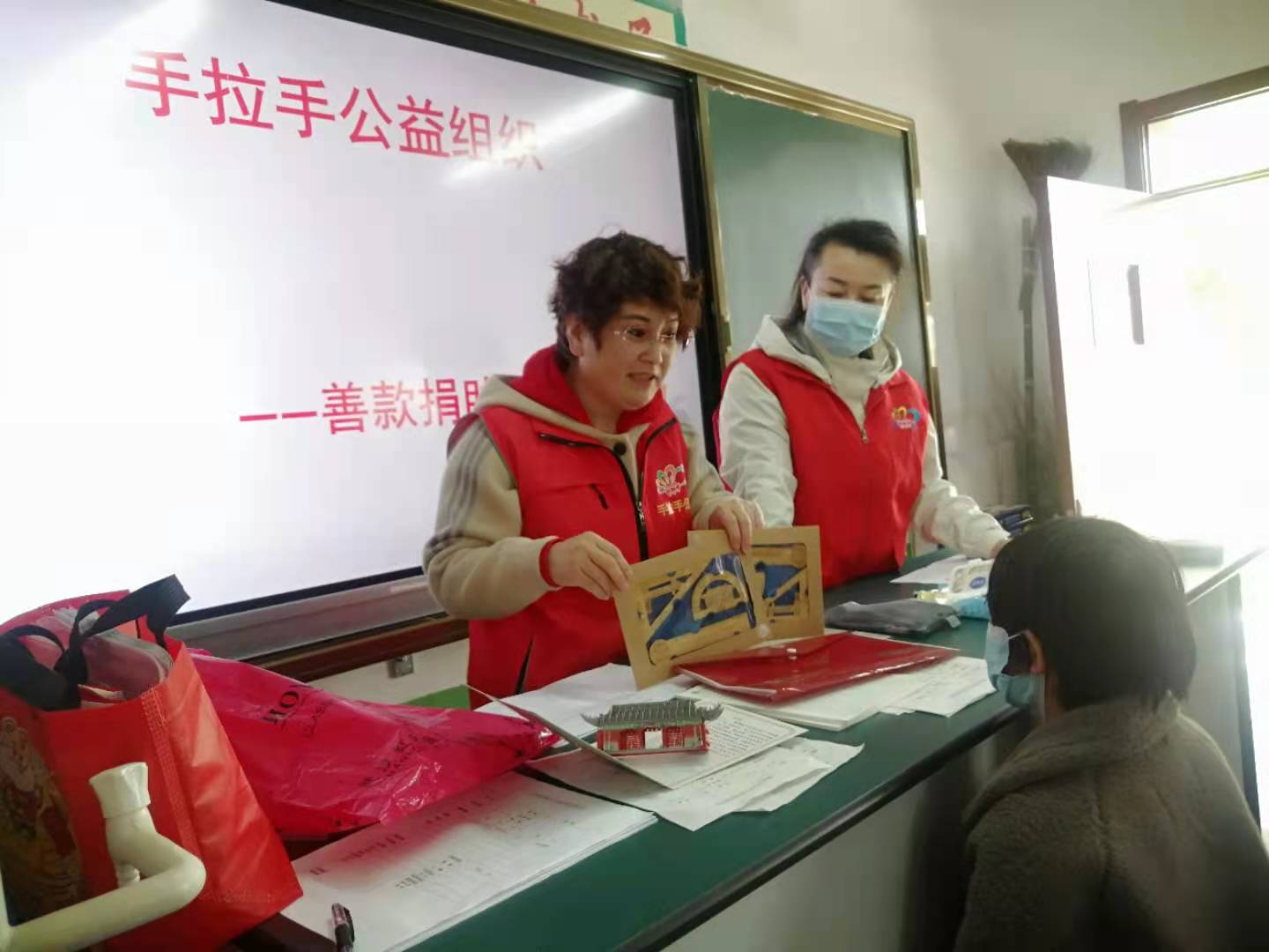 2021.04.27“微爱助学”第390期回访徂徕中心小学、北望小学困境家庭学生及送达帮扶款的活动总结