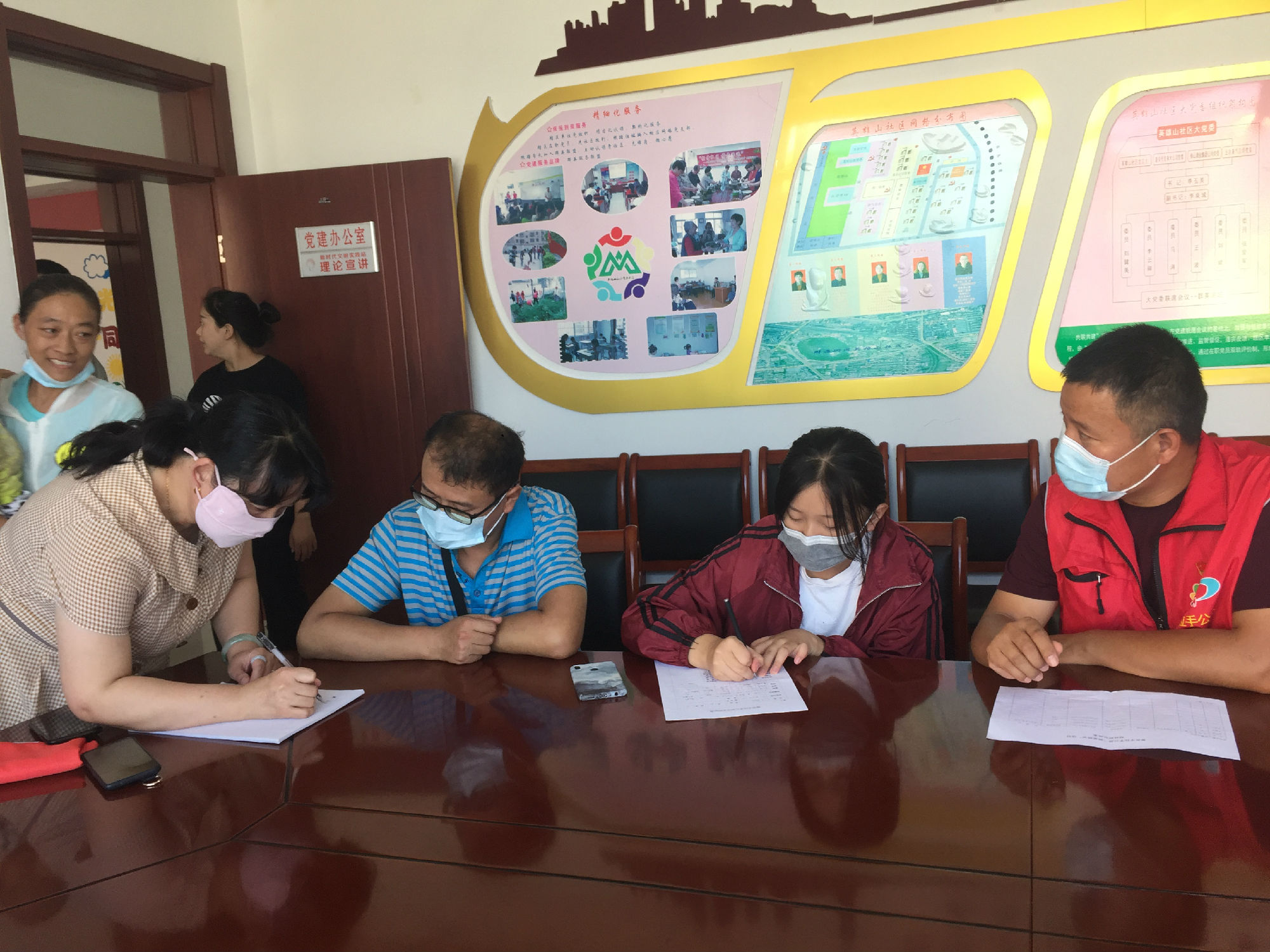 2021.08.24微爱助学第401期回访泰安英雄山社区困境家庭学生及送达帮扶款的活动总结