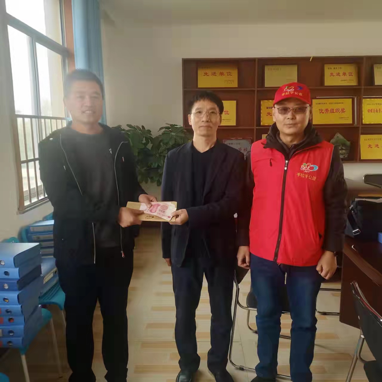 2021.11.02“亮丽学堂”第65-66期为徂徕镇许家庄小学和下港乡上港小学送达帮扶款活动总结